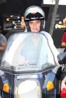 EXKLUSIV - Jeremy Irons mit dem Töff in Chinatown in London