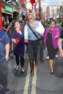 EXKLUSIV - Jeremy Irons mit dem Töff in Chinatown in London