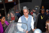 EXKLUSIV - Jeremy Irons mit dem Töff in Chinatown in London