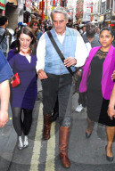 EXKLUSIV - Jeremy Irons mit dem Töff in Chinatown in London
