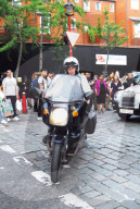 EXKLUSIV - Jeremy Irons mit dem Töff in Chinatown in London