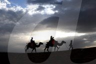 FEATURE - Camel Safari in den Dünen von Dunhuang