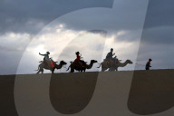 FEATURE - Camel Safari in den Dünen von Dunhuang