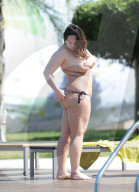 EXKLUSIV - Chanelle Hayes vergnügt sich am Pool in Alicante 