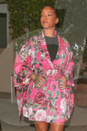 PEOPLE - Rihanna stylish im Kimono