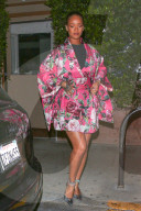 PEOPLE - Rihanna stylish im Kimono