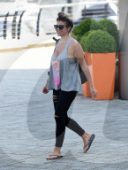 PEOPLE - Imogen Thomas sucht ein neues Badekleid aus