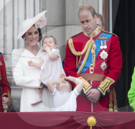 PEOPLE - Trooping The Colour: Kate und William mit ihren Kindern auf dem Palastbalkon