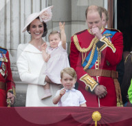 PEOPLE - Trooping The Colour: Kate und William mit ihren Kindern auf dem Palastbalkon