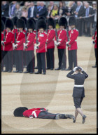 PEOPLE - Trooping The Colour: Ein Guard kippt um