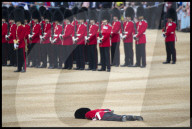 PEOPLE - Trooping The Colour: Ein Guard kippt um