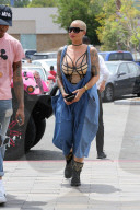 EXKLUSIV - Amber Rose auffällig stylish in Canoga Park unterwegs