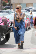 EXKLUSIV - Amber Rose auffällig stylish in Canoga Park unterwegs