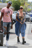 EXKLUSIV - Amber Rose auffällig stylish in Canoga Park unterwegs