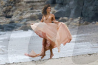 EXKLUSIV - Höschenblitzer: Alessandra Ambrosio macht auf Marilyn Monroe am Beach von Malibu