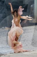EXKLUSIV - Höschenblitzer: Alessandra Ambrosio macht auf Marilyn Monroe am Beach von Malibu
