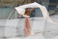 EXKLUSIV - Höschenblitzer: Alessandra Ambrosio macht auf Marilyn Monroe am Beach von Malibu
