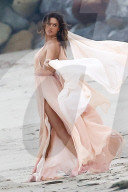 EXKLUSIV - Höschenblitzer: Alessandra Ambrosio macht auf Marilyn Monroe am Beach von Malibu