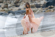 EXKLUSIV - Höschenblitzer: Alessandra Ambrosio macht auf Marilyn Monroe am Beach von Malibu