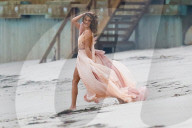 EXKLUSIV - Höschenblitzer: Alessandra Ambrosio macht auf Marilyn Monroe am Beach von Malibu