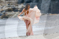 EXKLUSIV - Höschenblitzer: Alessandra Ambrosio macht auf Marilyn Monroe am Beach von Malibu