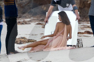 EXKLUSIV - Höschenblitzer: Alessandra Ambrosio macht auf Marilyn Monroe am Beach von Malibu