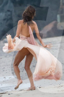 EXKLUSIV - Höschenblitzer: Alessandra Ambrosio macht auf Marilyn Monroe am Beach von Malibu