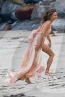EXKLUSIV - Höschenblitzer: Alessandra Ambrosio macht auf Marilyn Monroe am Beach von Malibu