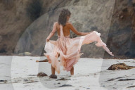 EXKLUSIV - Höschenblitzer: Alessandra Ambrosio macht auf Marilyn Monroe am Beach von Malibu