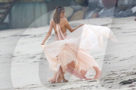 EXKLUSIV - Höschenblitzer: Alessandra Ambrosio macht auf Marilyn Monroe am Beach von Malibu