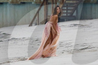 EXKLUSIV - Höschenblitzer: Alessandra Ambrosio macht auf Marilyn Monroe am Beach von Malibu