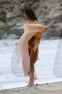 EXKLUSIV - Höschenblitzer: Alessandra Ambrosio macht auf Marilyn Monroe am Beach von Malibu