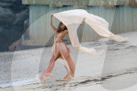 EXKLUSIV - Höschenblitzer: Alessandra Ambrosio macht auf Marilyn Monroe am Beach von Malibu
