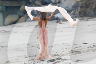 EXKLUSIV - Höschenblitzer: Alessandra Ambrosio macht auf Marilyn Monroe am Beach von Malibu