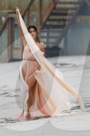 EXKLUSIV - Höschenblitzer: Alessandra Ambrosio macht auf Marilyn Monroe am Beach von Malibu