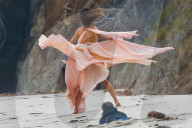 EXKLUSIV - Höschenblitzer: Alessandra Ambrosio macht auf Marilyn Monroe am Beach von Malibu