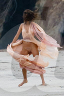 EXKLUSIV - Höschenblitzer: Alessandra Ambrosio macht auf Marilyn Monroe am Beach von Malibu