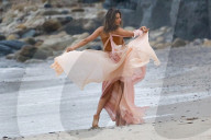 EXKLUSIV - Höschenblitzer: Alessandra Ambrosio macht auf Marilyn Monroe am Beach von Malibu