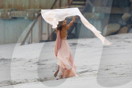 EXKLUSIV - Höschenblitzer: Alessandra Ambrosio macht auf Marilyn Monroe am Beach von Malibu