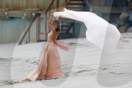 EXKLUSIV - Höschenblitzer: Alessandra Ambrosio macht auf Marilyn Monroe am Beach von Malibu