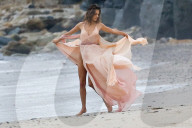 EXKLUSIV - Höschenblitzer: Alessandra Ambrosio macht auf Marilyn Monroe am Beach von Malibu