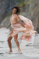 EXKLUSIV - Höschenblitzer: Alessandra Ambrosio macht auf Marilyn Monroe am Beach von Malibu