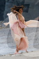 EXKLUSIV - Höschenblitzer: Alessandra Ambrosio macht auf Marilyn Monroe am Beach von Malibu