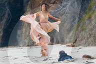 EXKLUSIV - Höschenblitzer: Alessandra Ambrosio macht auf Marilyn Monroe am Beach von Malibu