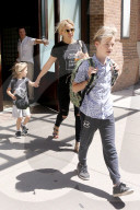 PEOPLE - Kate Hudson verlässt mit ihren Söhnen das Hotel in New York