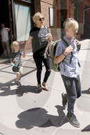 PEOPLE - Kate Hudson verlässt mit ihren Söhnen das Hotel in New York
