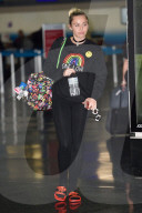 PEOPLE - Miley Cyrus Stylish am Flughafen JFK