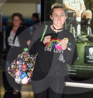 PEOPLE - Miley Cyrus Stylish am Flughafen JFK
