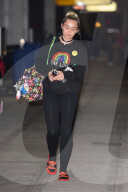 PEOPLE - Miley Cyrus Stylish am Flughafen JFK