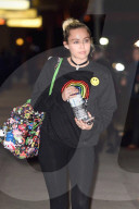 PEOPLE - Miley Cyrus Stylish am Flughafen JFK